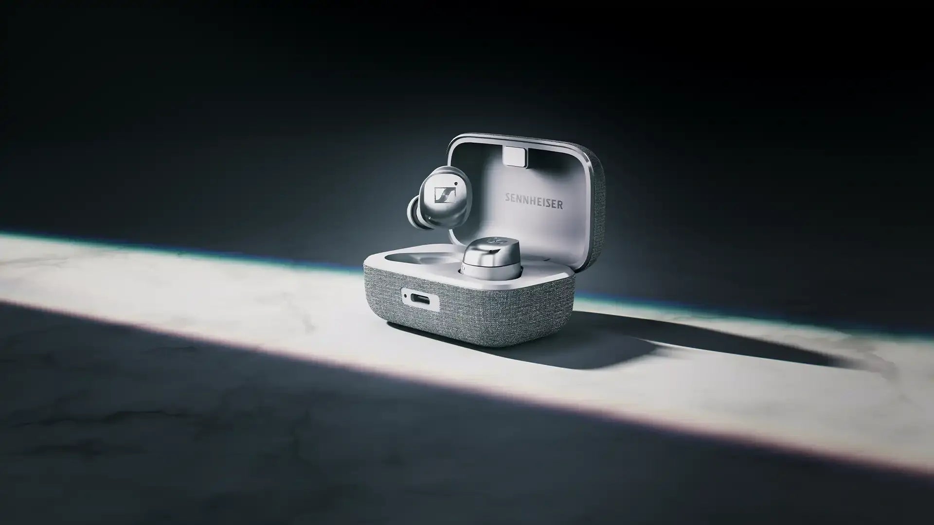 White MOMENTUM True Wireless 4 Desktop